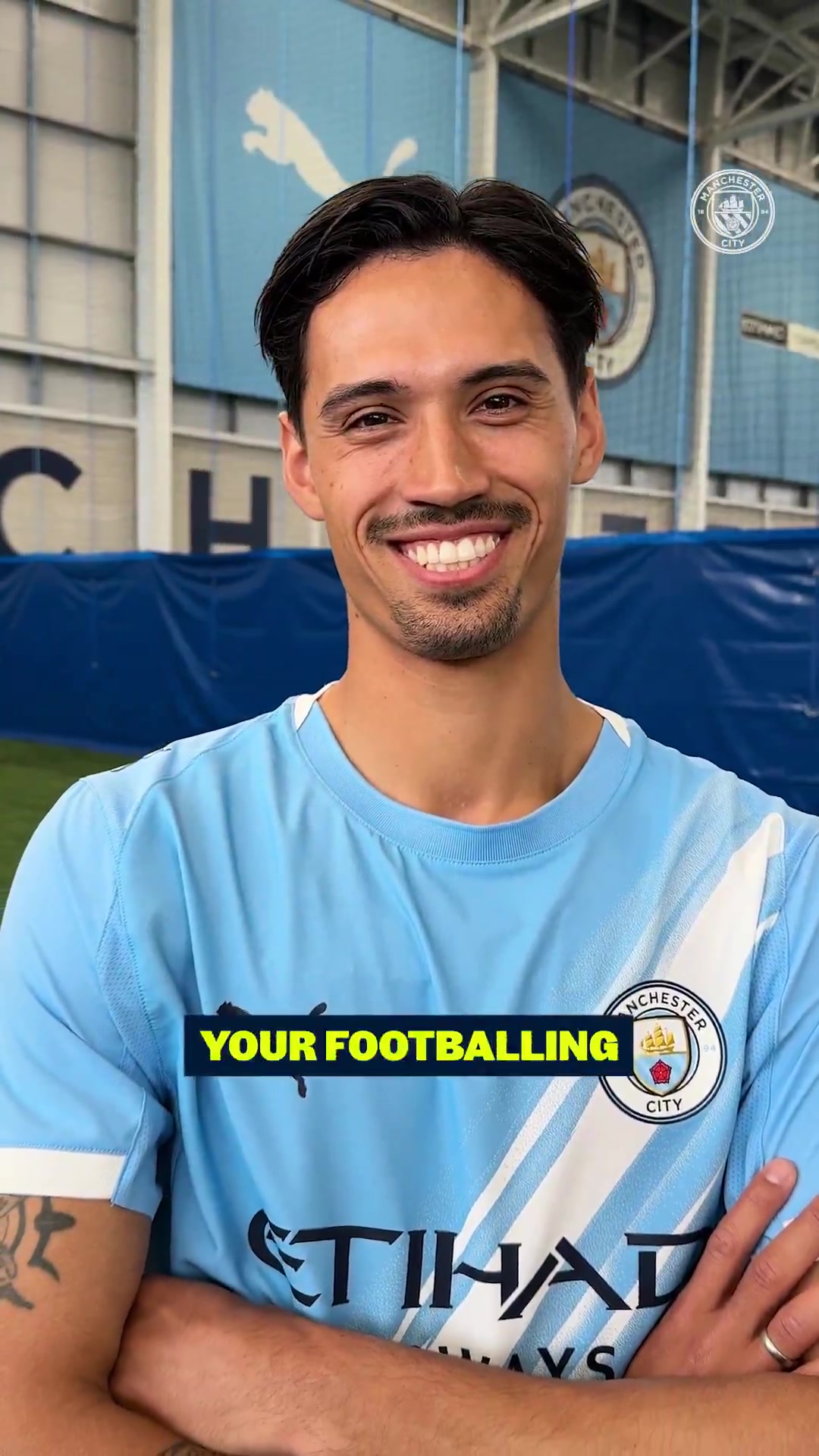 赖因德斯问答：偶像是梅西 最期待和罗德里合作 最爱吃印尼炒饭